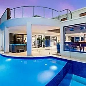 Antalya Lara bölgesinde profesyonel villa temizliği yapan Fresh Cleaning ekibi